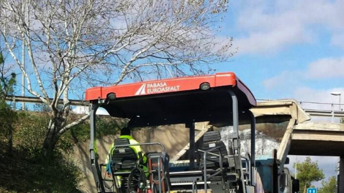 Trabajadores renovando el firme de la C-12.