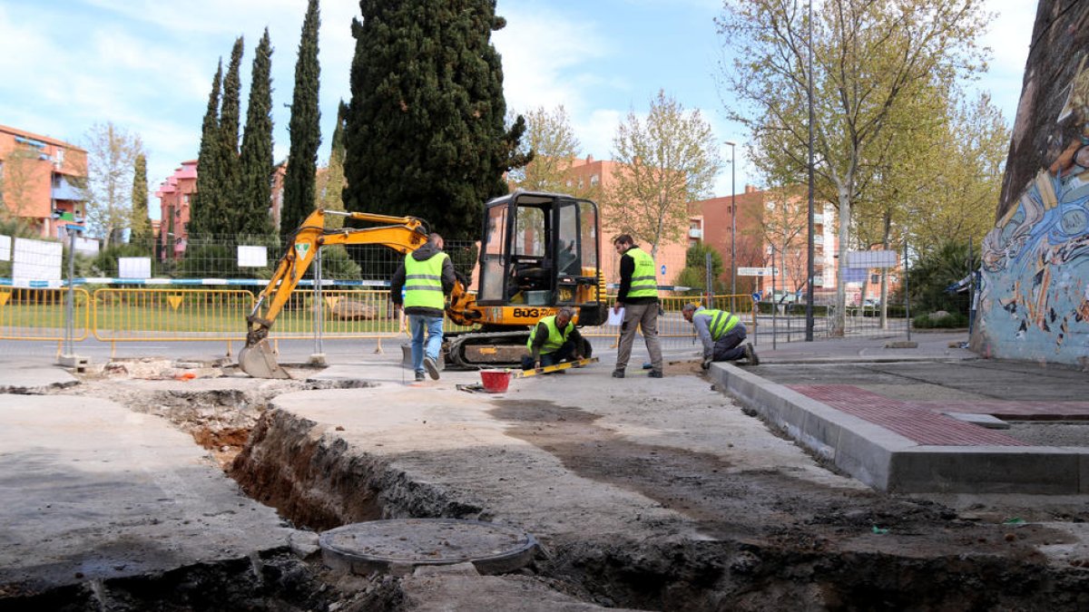 Unos trabajadores de la construcción trabajando en una obra pública en Reus.