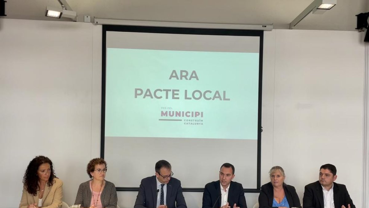 Presentació de la nova plataforma municipalista Ara Pacte Local a Barcelona.