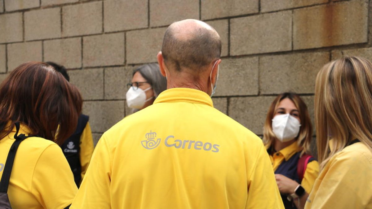 Treballadors de Correus de Sabadell durant la mediació entre els representants dels empleats i l'empresa.