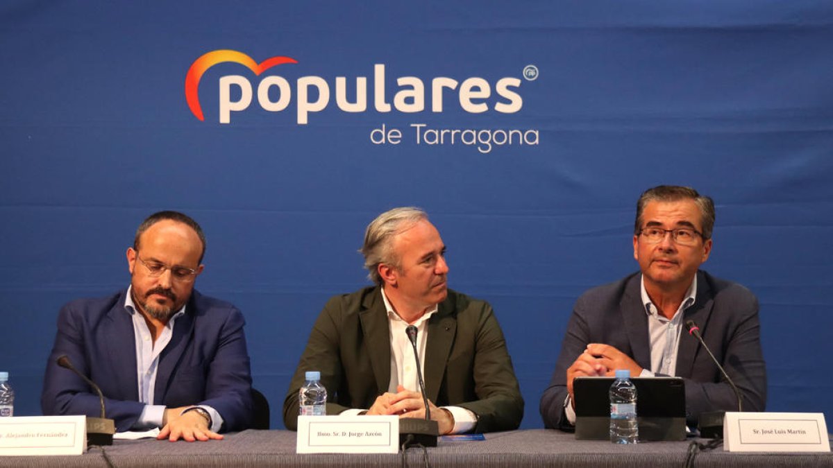 De izquierda a derecha, el presidente del PP de Catalunya, Alejandro Fernández; el presidente del PP de Aragón, Jorge Azcón; y el portavoz del PP en el Ayuntamiento de Tarragona, José Luís Martín; durante un acto organizado por el PP de Tarragona.