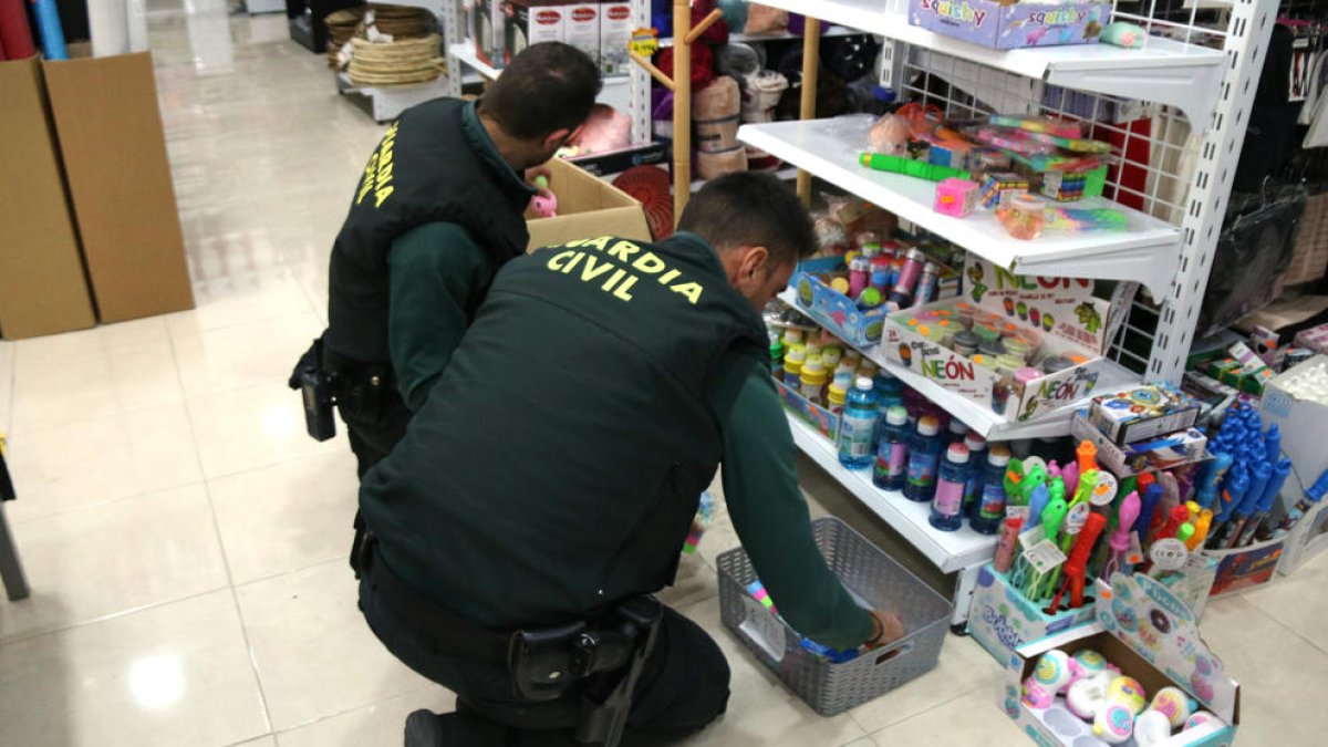 Agents de la Guàrdia Civil de Tarragona inspeccionant joguines en un operatiu fet en un municipi de la demarcació.