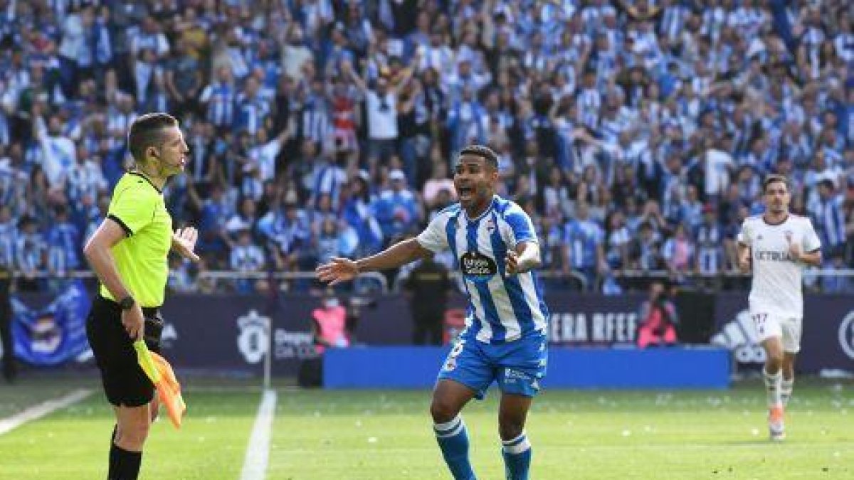 Jesús Mira rebent les queixes d'un jugador del Deportivo.