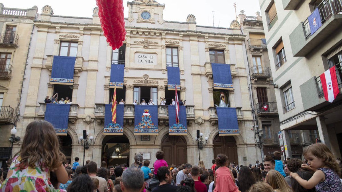 La petada de globus a la plaça del blat és un dels actes més populars en el tret de sortida de la festa major.