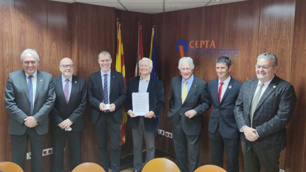 Foto de família dels signants del document.