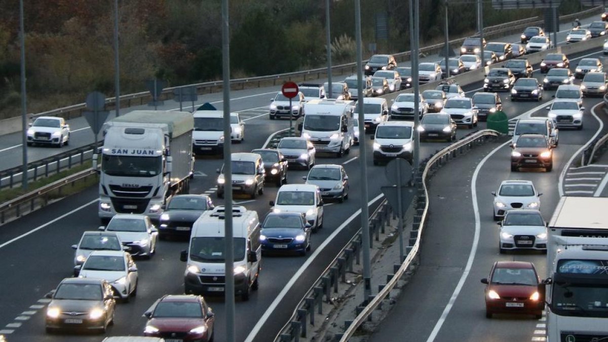 Vehicles en retenció a l'autopista AP-7 a l'alçada de Cerdanyola del Vallès.
