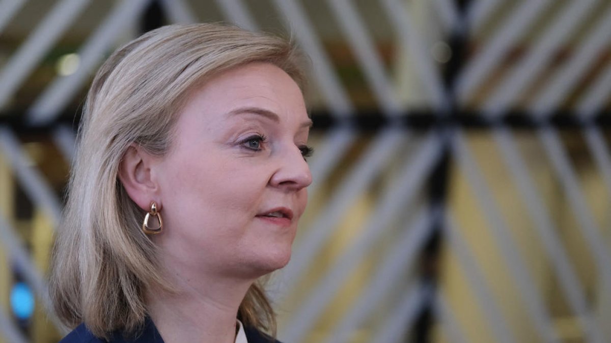 La ministra de Exteriores del Reino Unido, Liz Truss, a la llegada a una reunión con sus homólogos europeos.