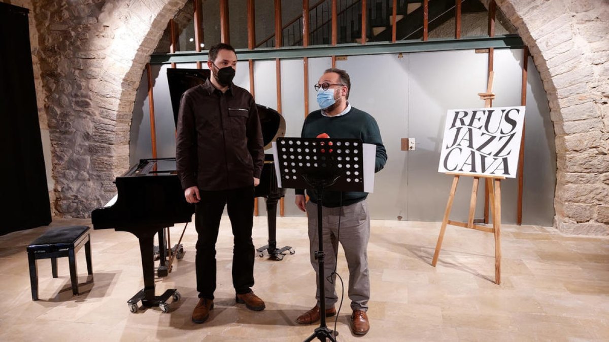 Daniel Recasens, regidor de Cultura i Política Lingüística de l'Ajuntament de Reus, i Lluís Capdevila, director artístic del Reus Jazz Cava, durant la presentació del segon cicle del certamen.