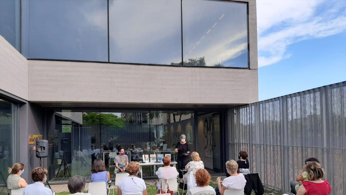 Imateg d'arxiu d'un club de lectura a una biblioteca de Reus.