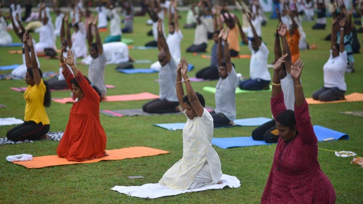 Imagen de una ceremonia en la ïndia para el Día mUndial del Yoga.