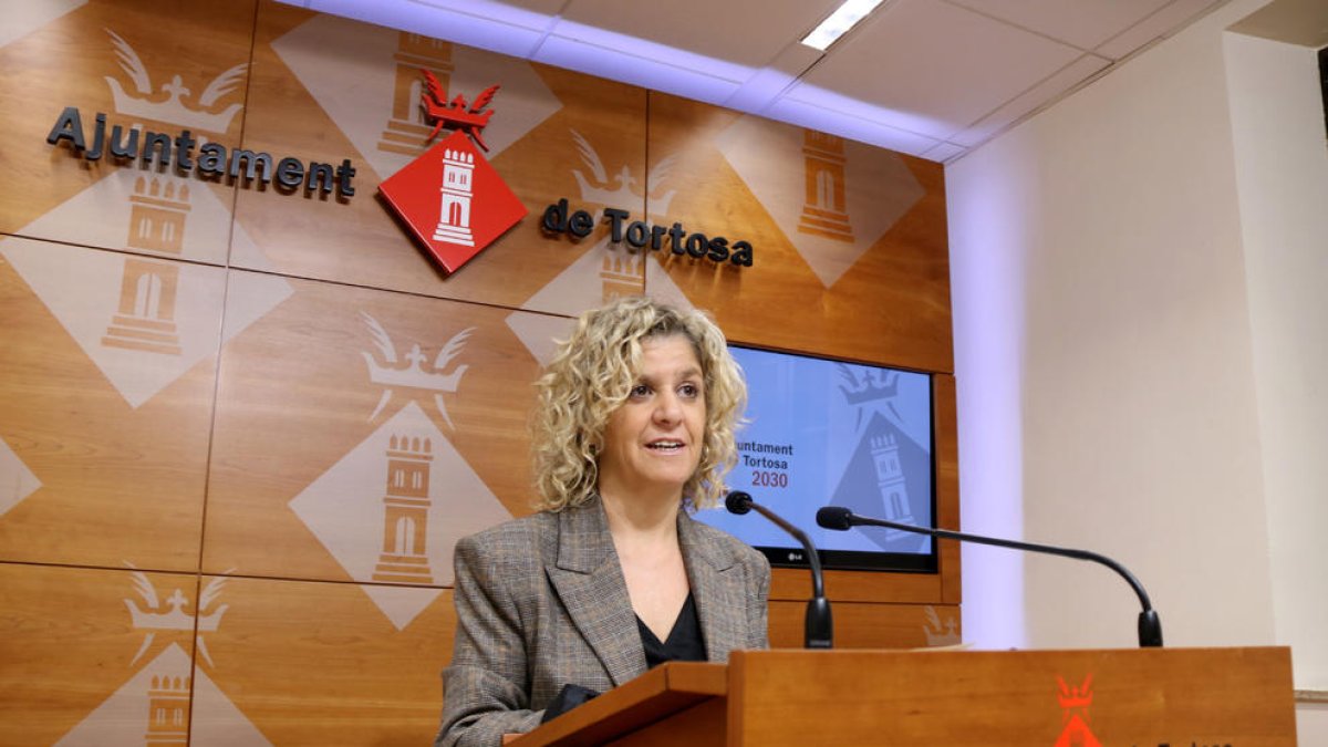 L'alcaldessa de Tortosa, Meritxell Roigé, en la compareixença d'urgència a la sala de premsa de l'Ajuntament després de l'anunci de la marxa del PSC del govern municipal.