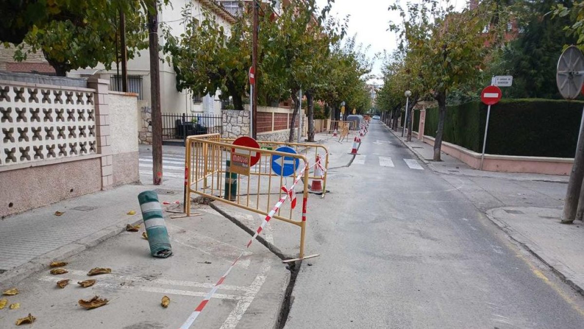 En la calle de Guillem de Montcada han empezado los trabajos por ampliar la acera.