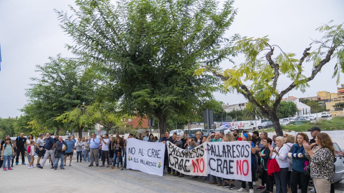 Els residents contraris a la instal·lació d'un Centre Residencial d'Acció Educativa es van concentrar ahir davant de l'Ajuntament.