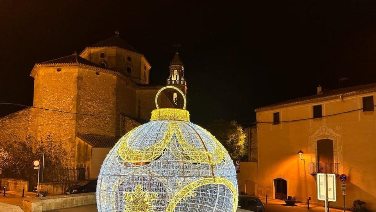 Imatge de la bola de Nadal a la plaça del Castell de Torredembarra.
