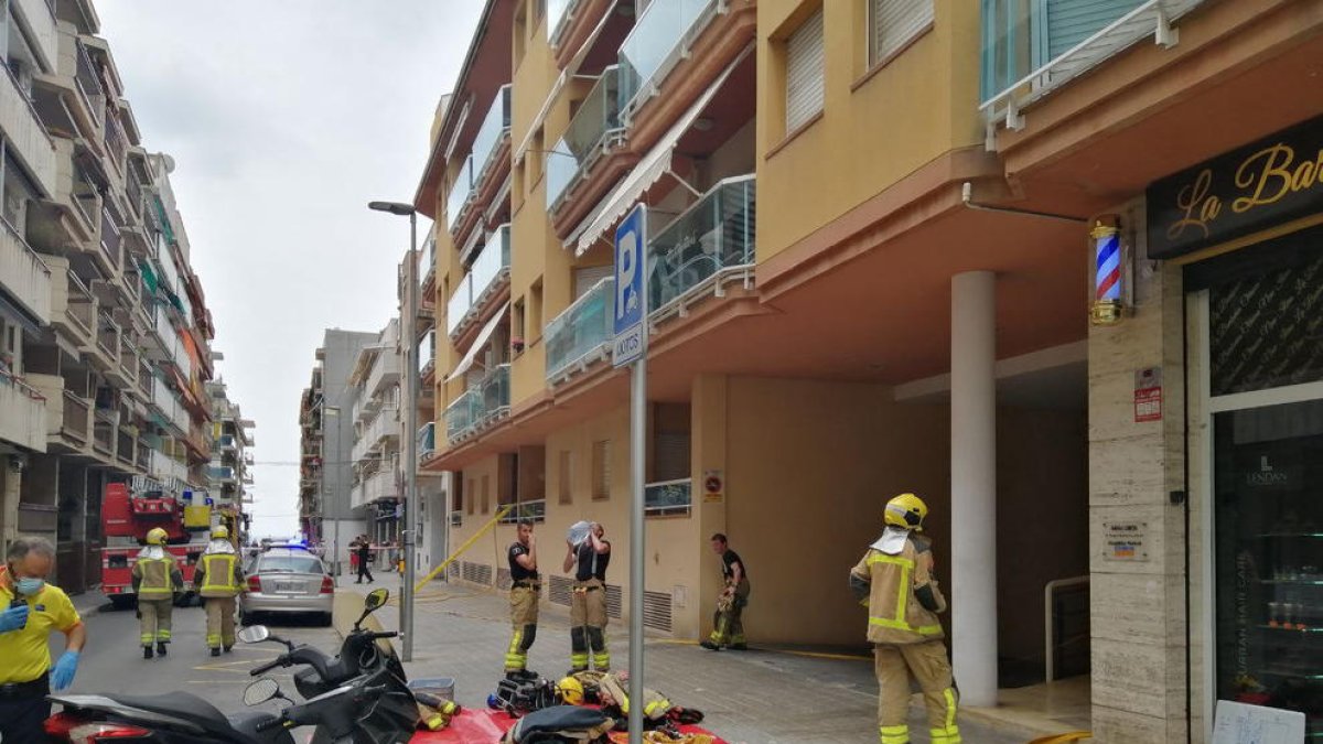 Els bombers han ventilat l'escala un co