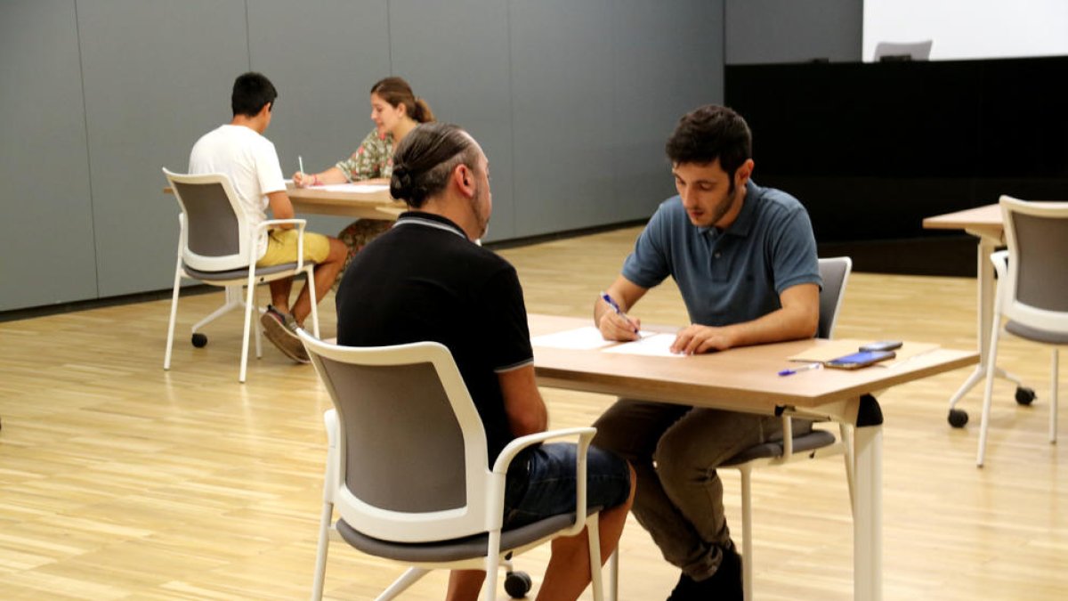 Algunos candidatos haciendo una entrevista de trabajo para incorporarse a la planta Kronospan de Tortosa.