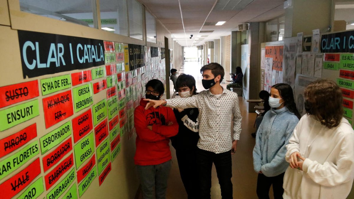 Alumnos de secundaria del instituto Santa Eugènia de Girona con mascarilla.