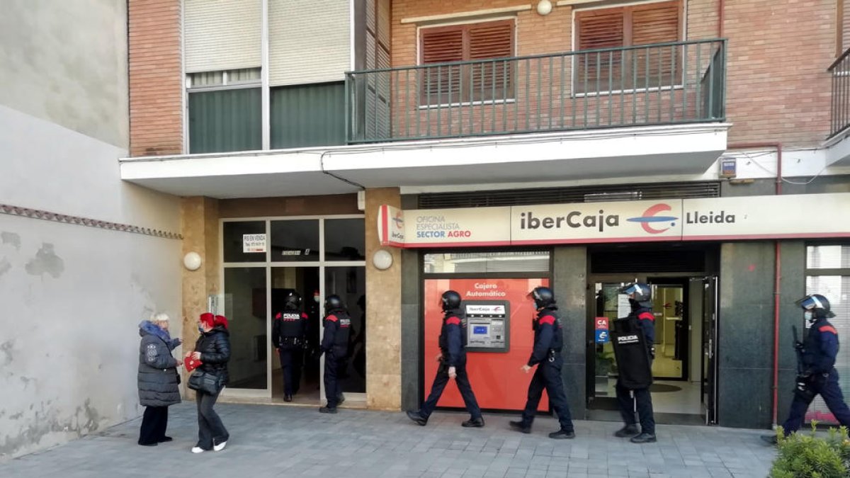 Efectivos de los ARRO entran en una de las escaleras del bloque de pisos de Les Borges Blanques desde donde se habrían disparado los balines.