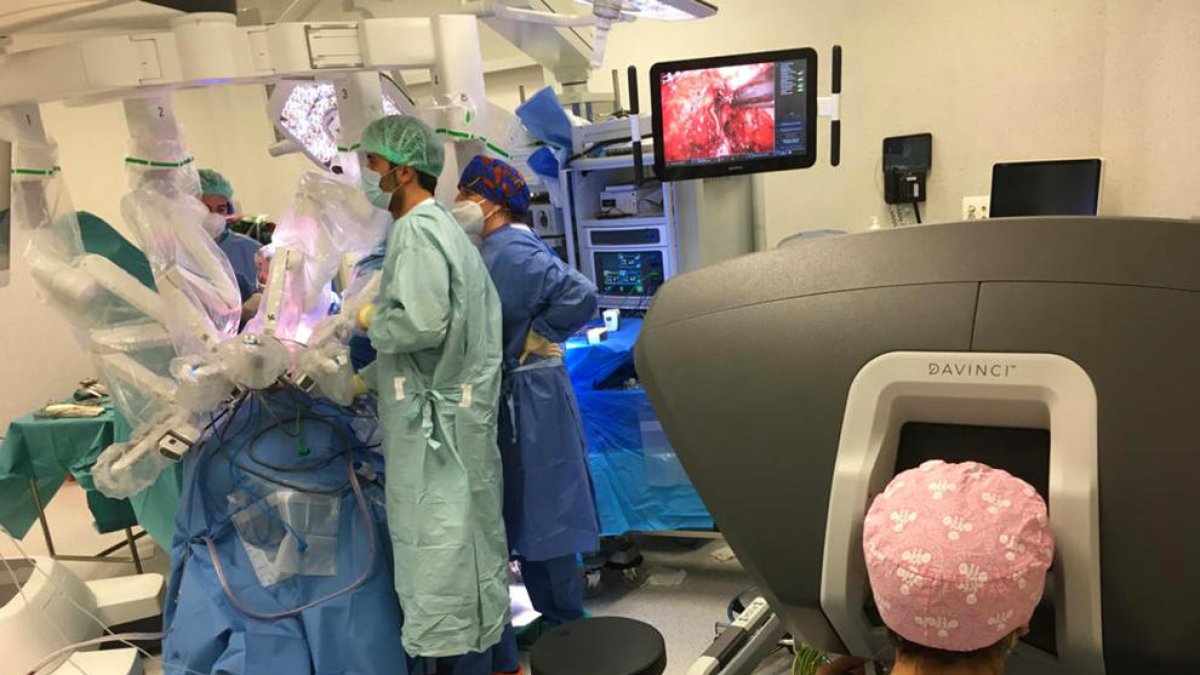 Imatge de la primera cirurgia robòtica de reassignació de gènere feta a l'Hospital de Bellvitge.
