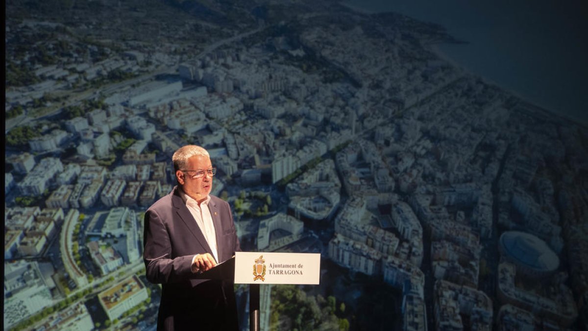 Pau Ricomà durant la conferència al Teatre Metropol.