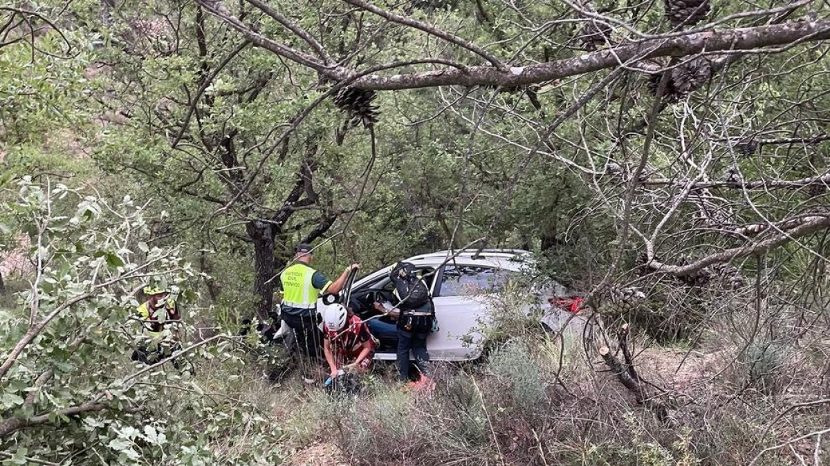 Efectivos de emergencias rescatan a una conductora que se ha caído con su vehículo por|para un barranco de 60 metros a Barbastro.  Fecha de publicación: martes 21 de junio del 2022, 19:44 Localización: Barbastre Autor: Guardia Civil