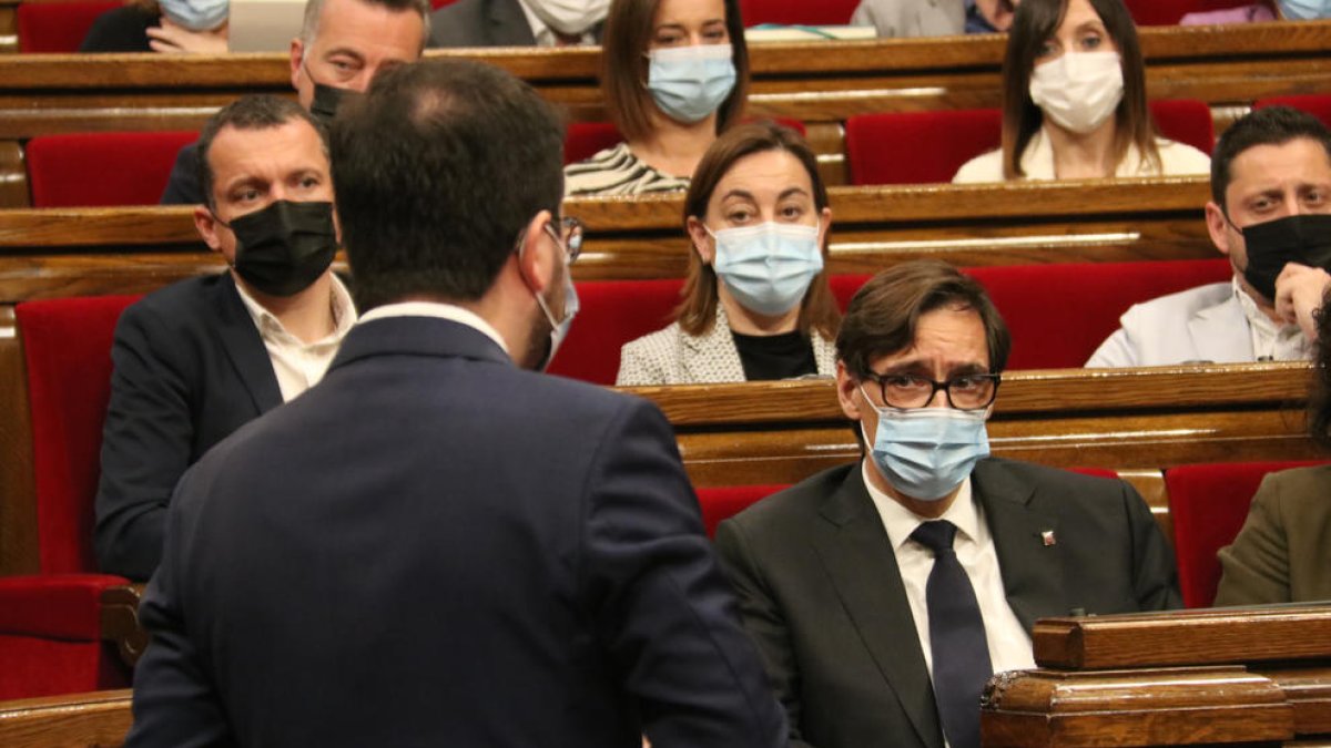 El líder del PSC, Salvador Illa, mirando al presidente de la Generalitat, Pere Aragonès, durante la sesión de control.