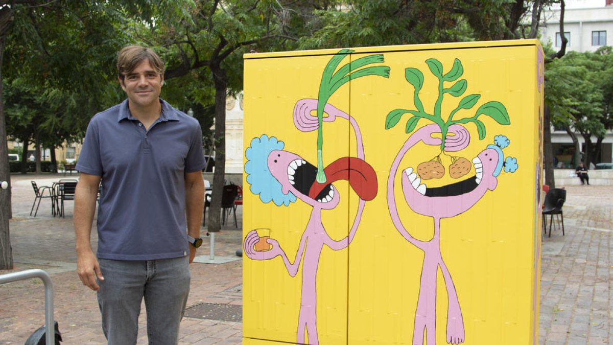 El conseller de Comerç, Dídac Nadal, davant un dels elements d'art urbà a la plaça dels Carros.