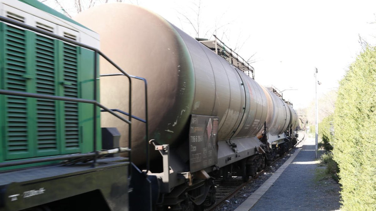 Tren de mercancías que transporta óxido de propileno, a su paso por el núcleo del Morell.