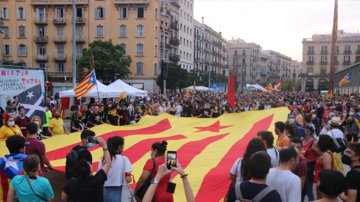 Manifestants de l'esquerra independentista, amb una gran estelada, arribant al Born l'11 de setembre del 2021.