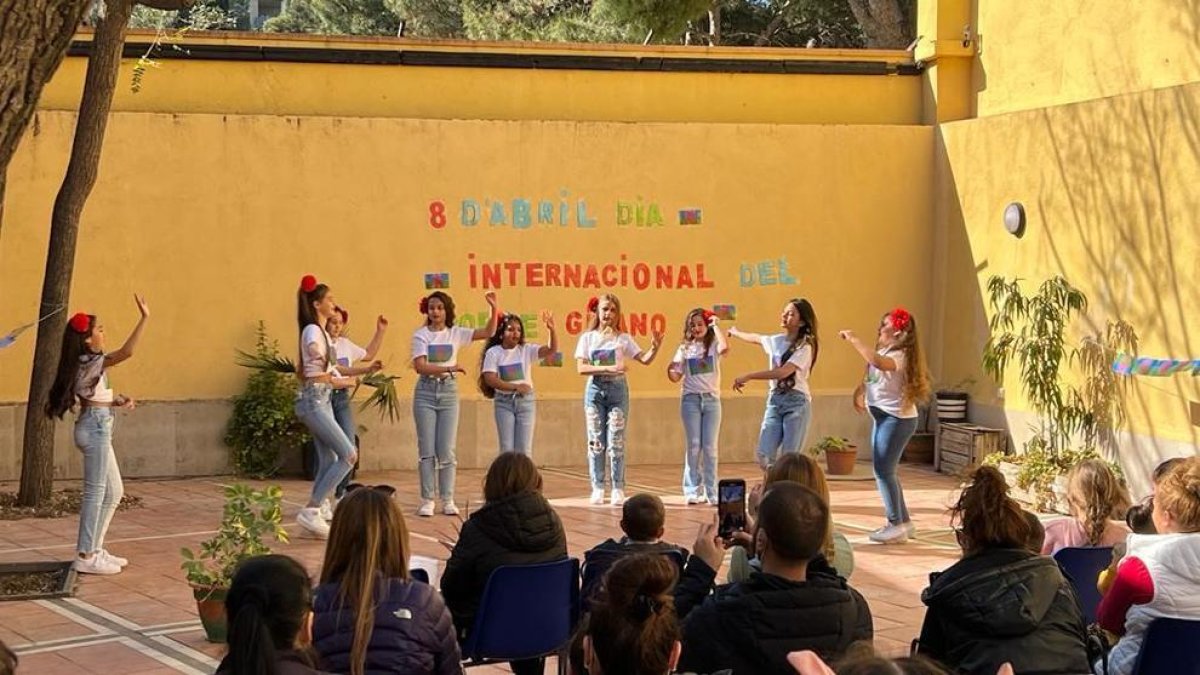 Imatge d'una actuació de ball per a commemorar el Dia Internacional del Poble Gitano.