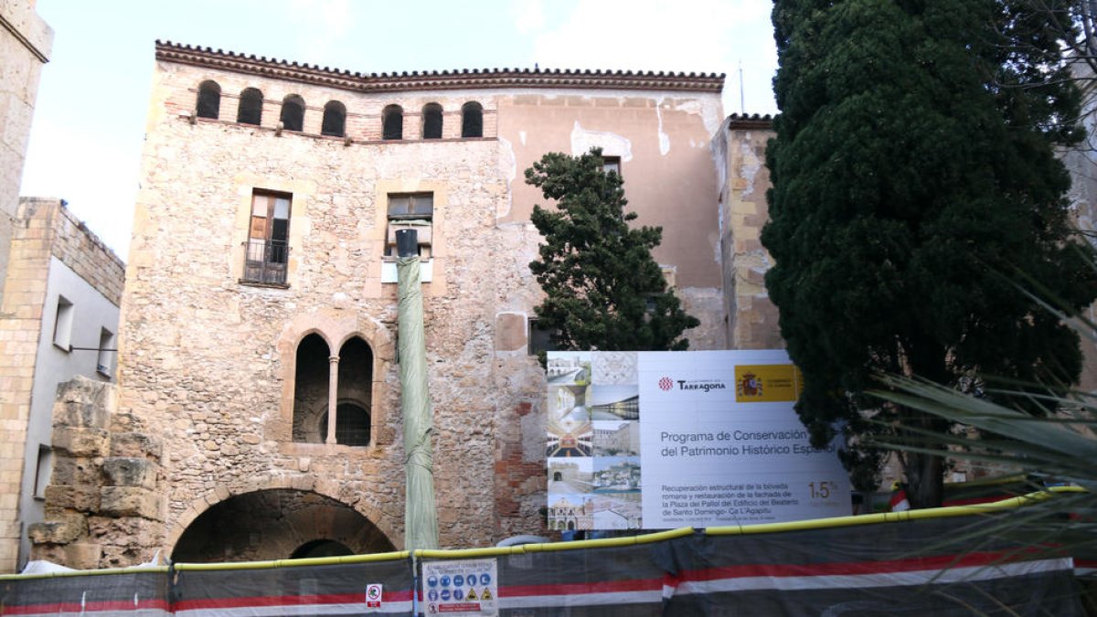 Edificio de Ca l'Agapito de Tarragona con las obras de restauración paradas.