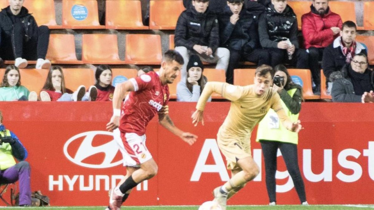 Joan Oriol conduce el balón.