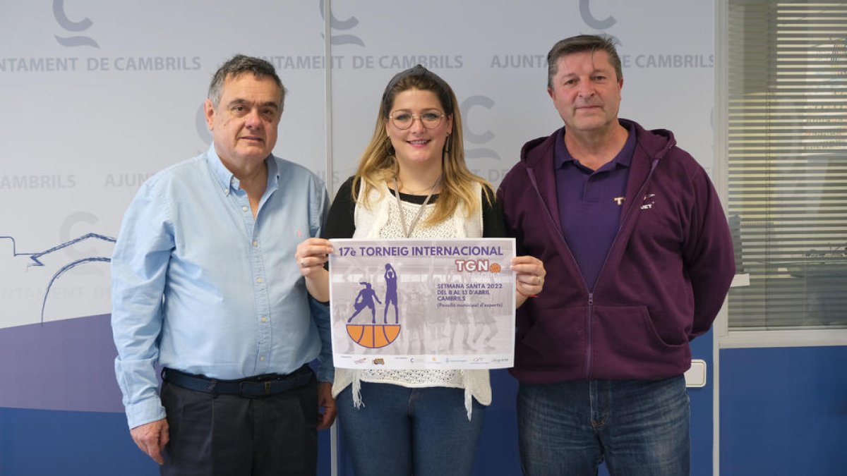 Natàlia Pleguezuelos con los representantes del torneo.