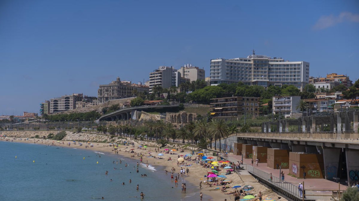 La playa del Miracle será escenario de actuaciones como la instalación de puntos de recarga eléctrica