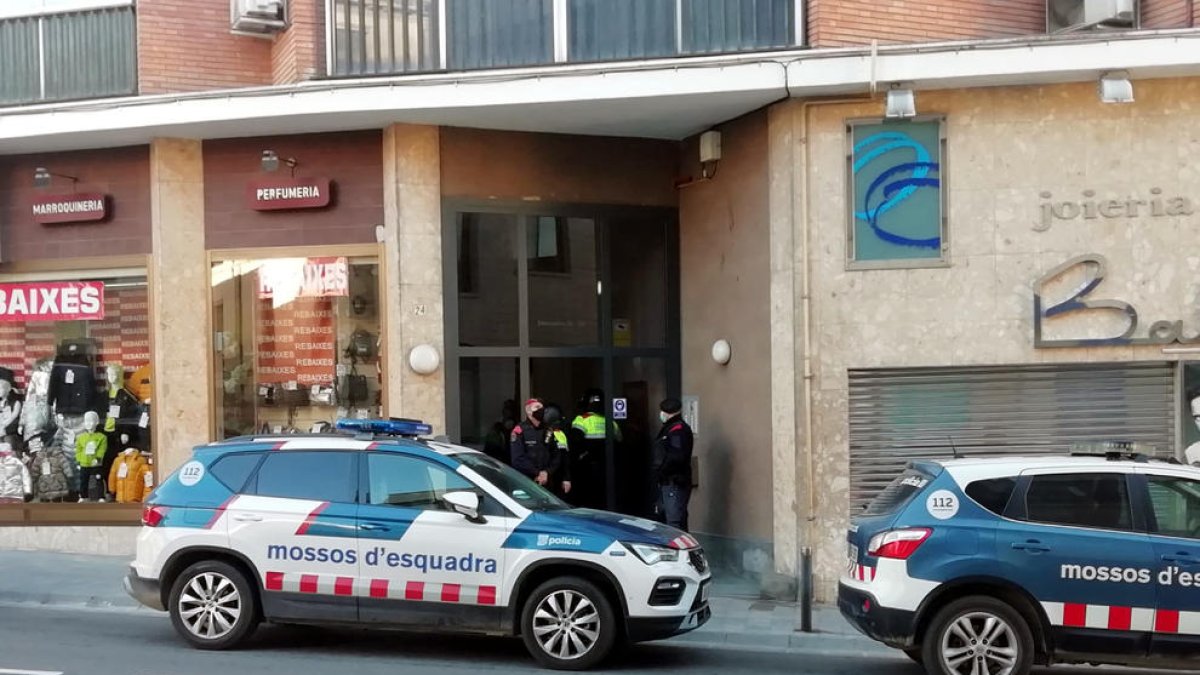 Efectivos de los ARRO de los Mossos d'Esquadra entran en una de las escaleras del bloque de pisos de les Borges Blanques desde donde se habrían disparado los balines.