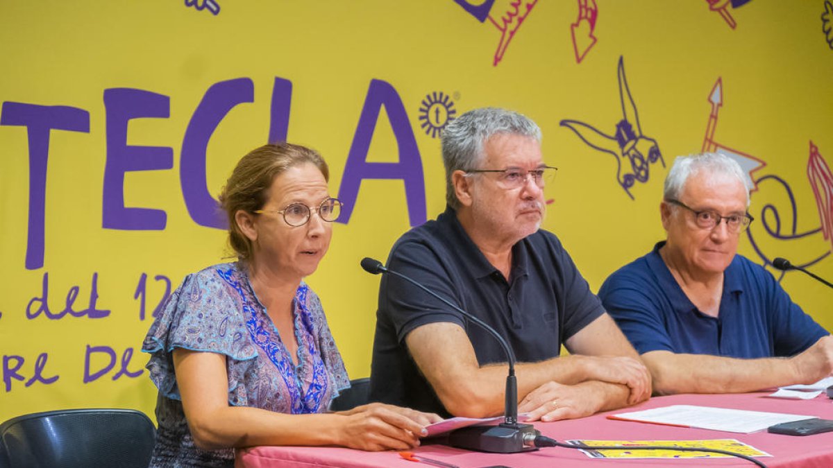 Pau Ricomà, alcalde de Tarragona, i Inés Solé, regidora de Cultura, amb representants d'algunes entitats de la ciutat.