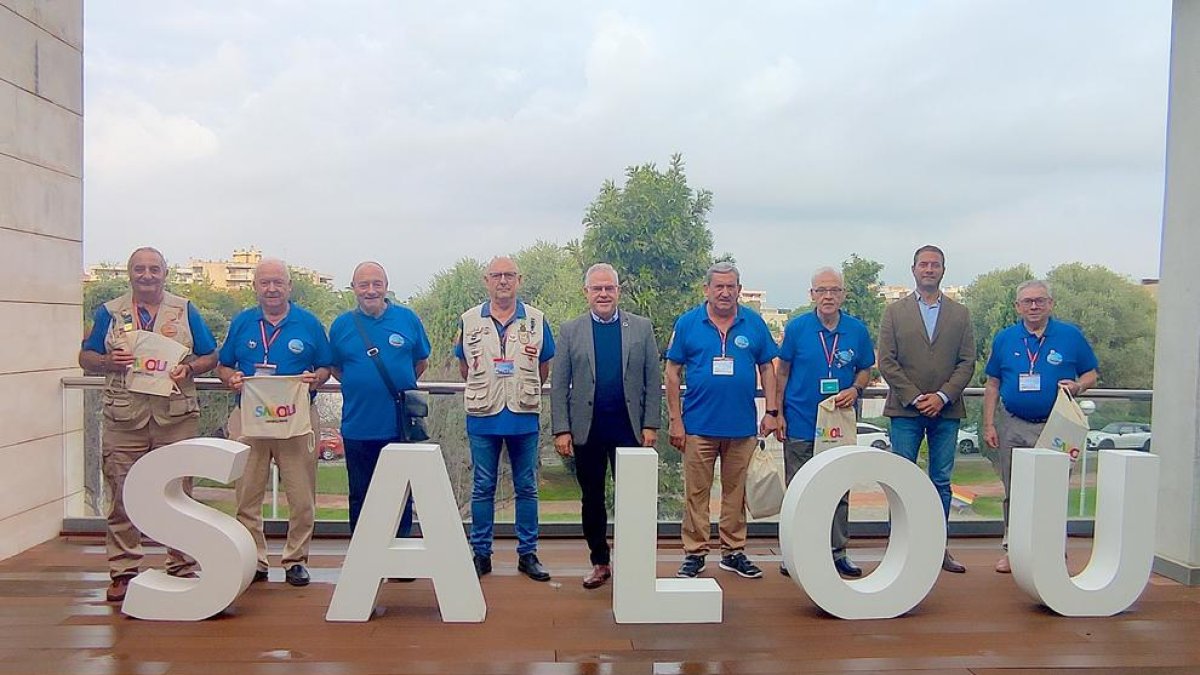 L'alcalde de Salou amb membres de l'Asociación Nacional de Veteranos Mili Sahara.