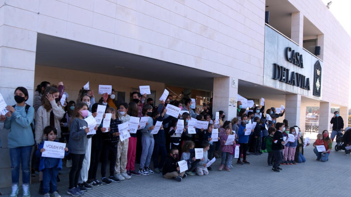 Pares i alumnes de l'escola Arquitecte Jujol dels Pallaresos manifestant-se davant de l'Ajuntament per reclamar que no es tanqui la línia de P3 el curs vinent.