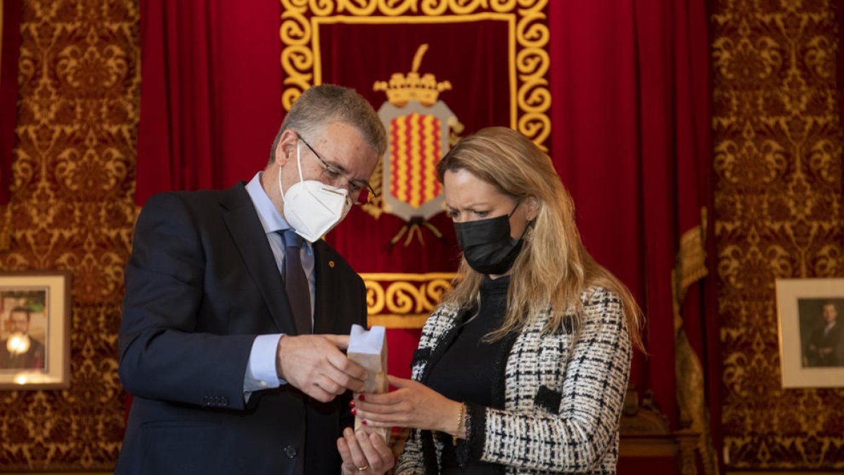 El alcalde Pau Ricomà con Maria Eugènia Gai en el Salón de Plenos en el Ayuntamiento de Tarragona.