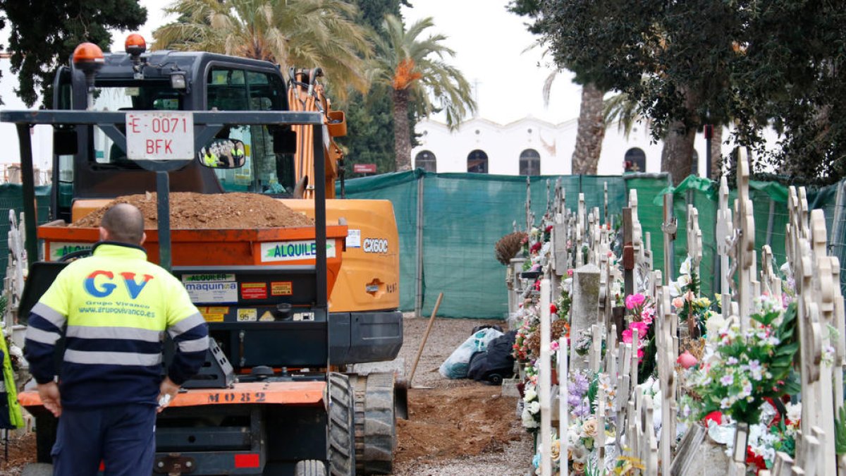 Imagen de los trabajos en la fosa común del Cementerio de Reus para recuperar los restos de Cipriano Martos.