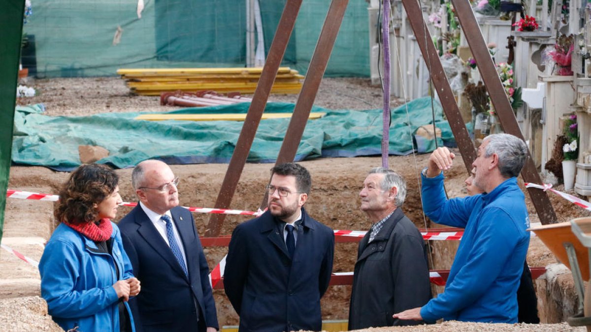 Els directors de l'exhumació dins la fossa amb Carles Pellicer, Pere Aragonès, el germà de la víctima i Gemma Ubasart.