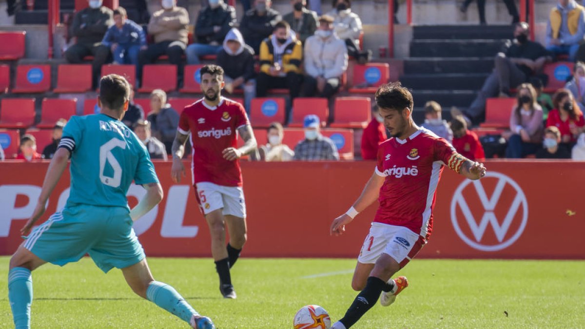 Joan Oriol durant el partit contra el Real Madrid Castilla, on va haver de treballar de valent per evitar les ofensives blanques.