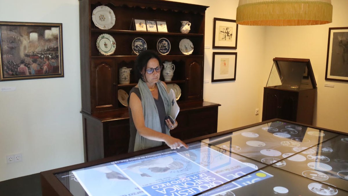 La directora del Museu Pau Casals, Núria Ballester, mostra un dels panells interactius que hi ha a l'equipament.