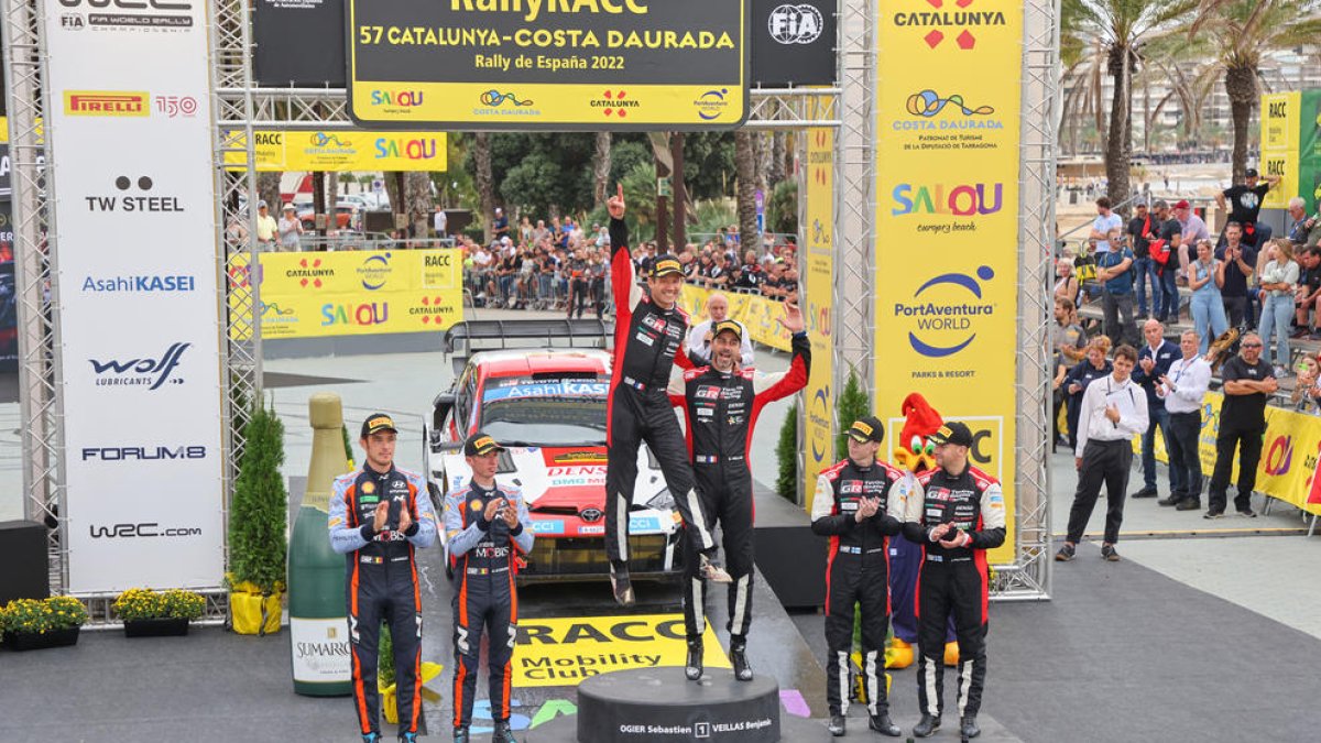Sébastien Ogier y Benjamin Veillas en lo alto del podio celebrando la victoria con Thierry Neuville como segundo clasificado y Kalle Rovanperä, tercero.