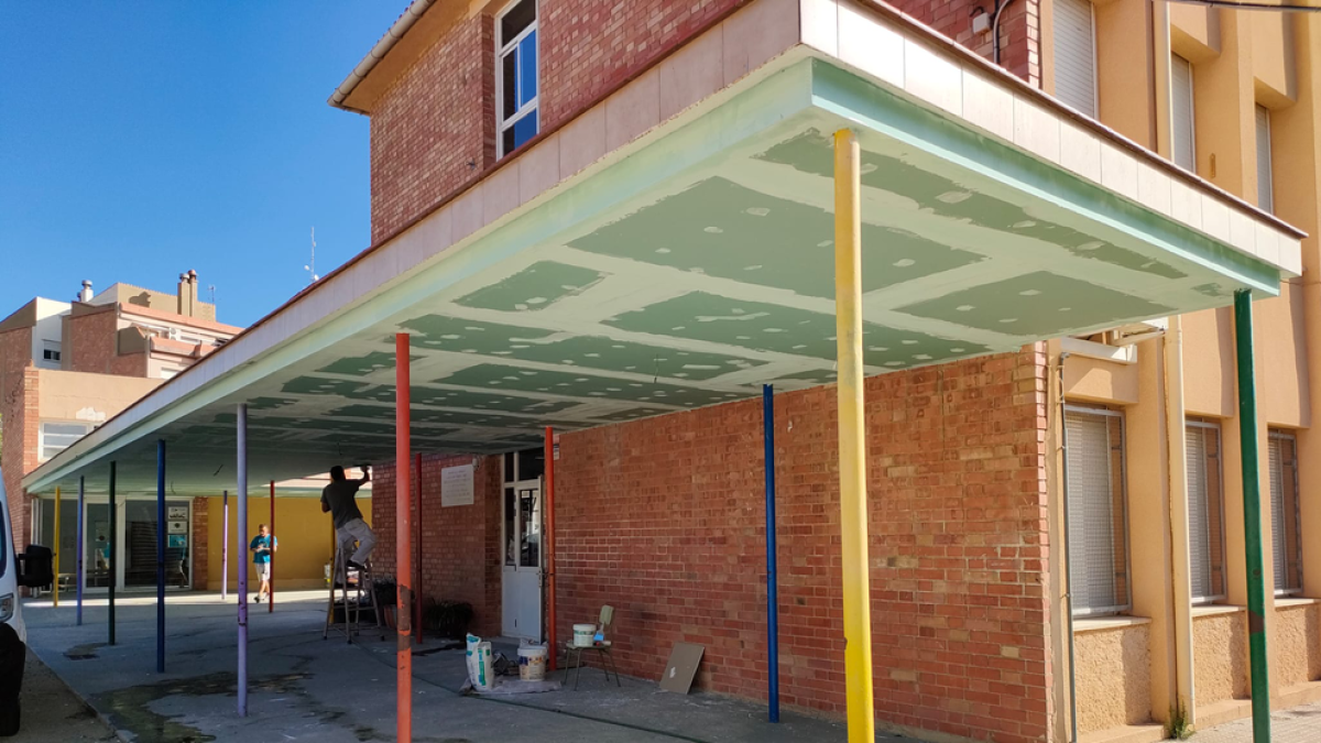 En la Escola Antoni Torroja i Miret se han realizado trabajos de impermeabilización del porche de la entrada del centro.