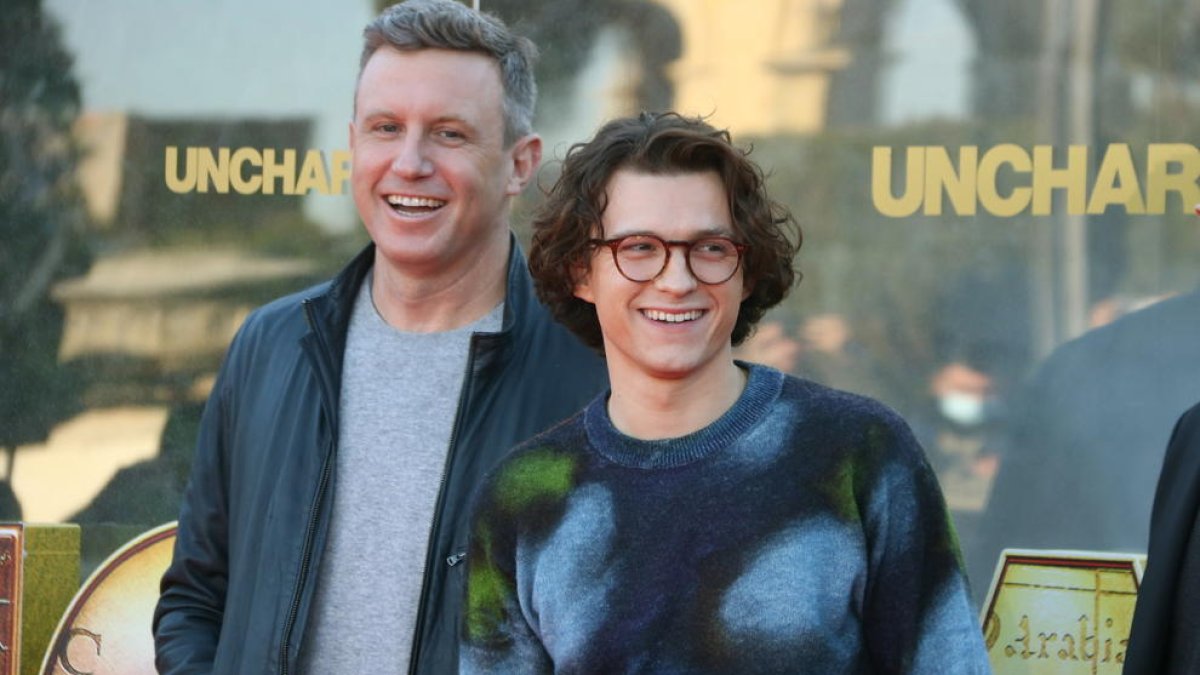 El actor y protagonista de 'Uncharted', Tom Holland, y el director de film, Ruben Fleischer, en el Passeig de Jean Forestier.