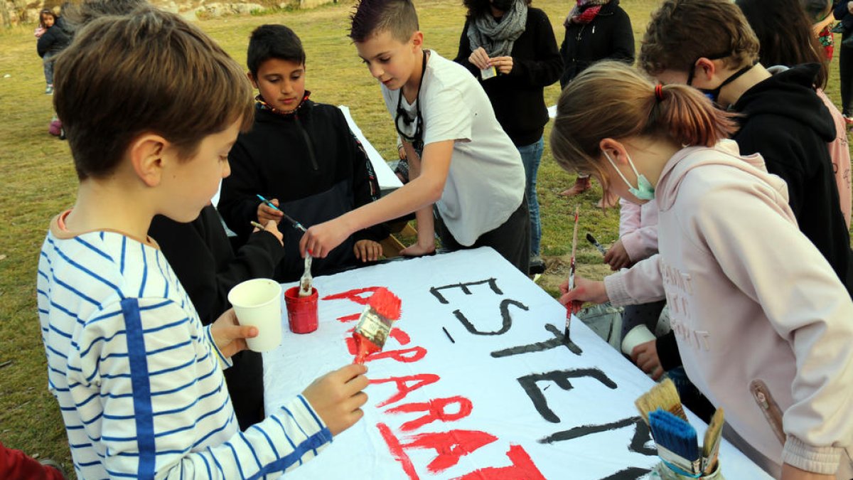 Alumnos del Cabrerès preparan una pancarta para recibir la visita del Departament d'Ensenyament.