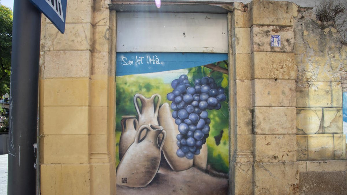 Un dels murals a una façana al carrer Fortuny.