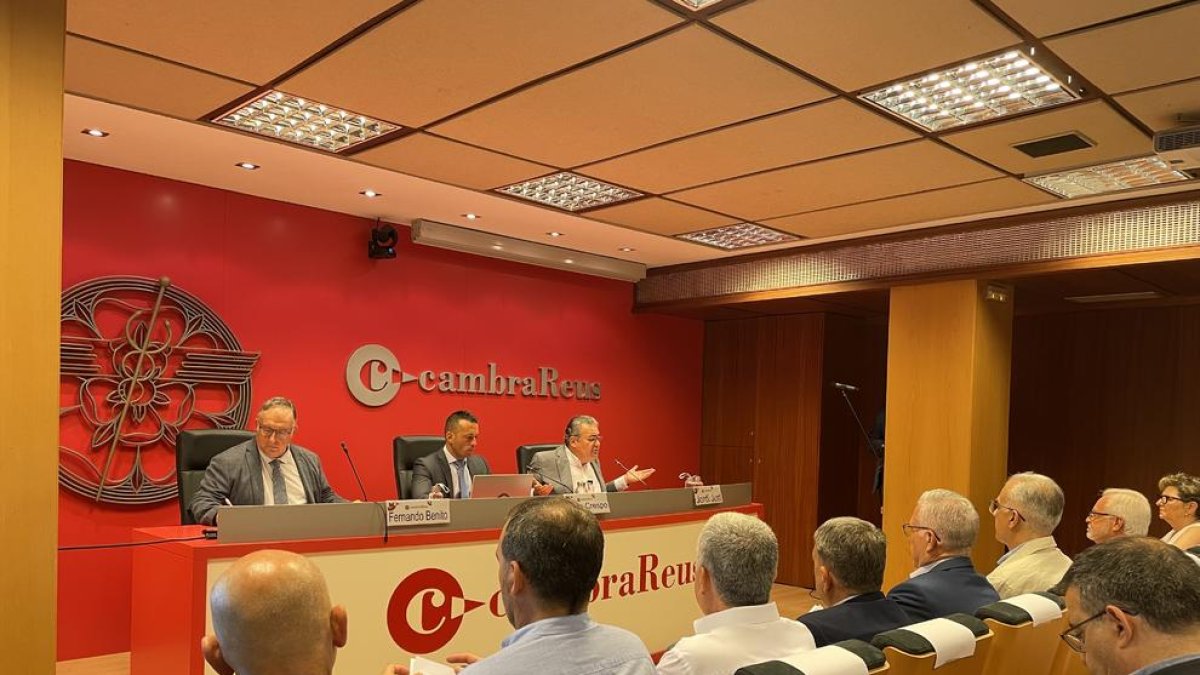 Imagen de la conferencia de Joan Crespo, presidente del Aeropuerto de Reus, ayer en la Cámara.