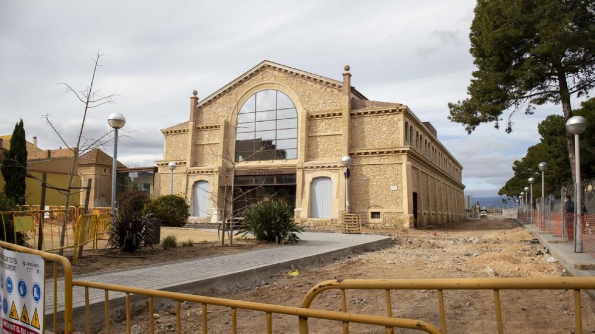 Imatge de la façana del Celler amb les obres començades.